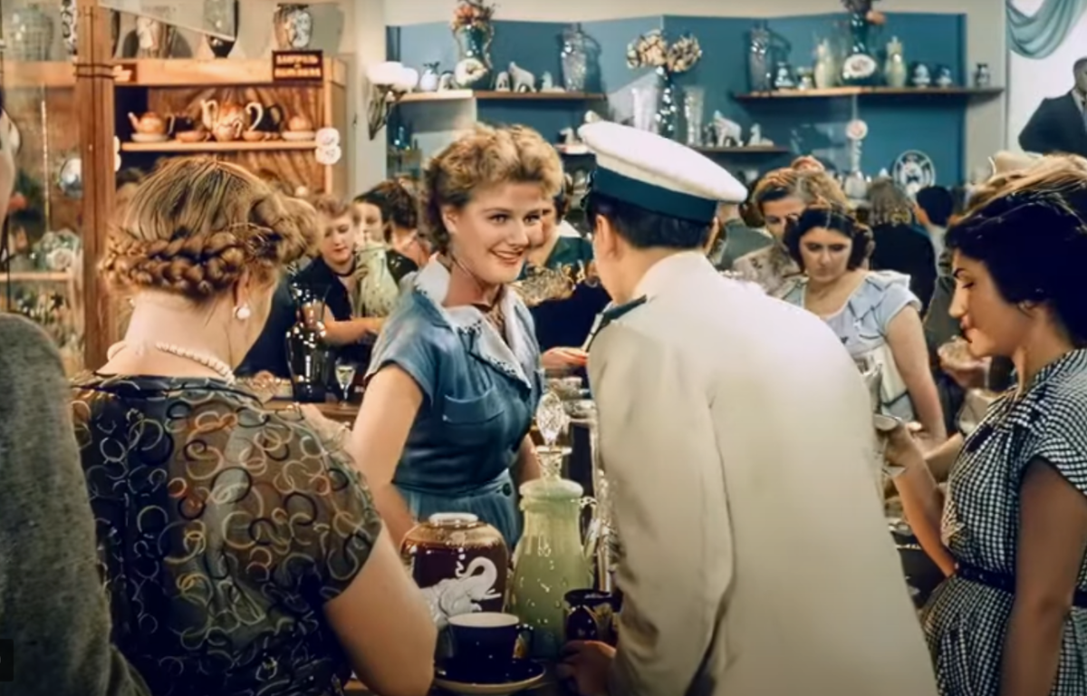 За витриной универмага, фильм 1955 г
