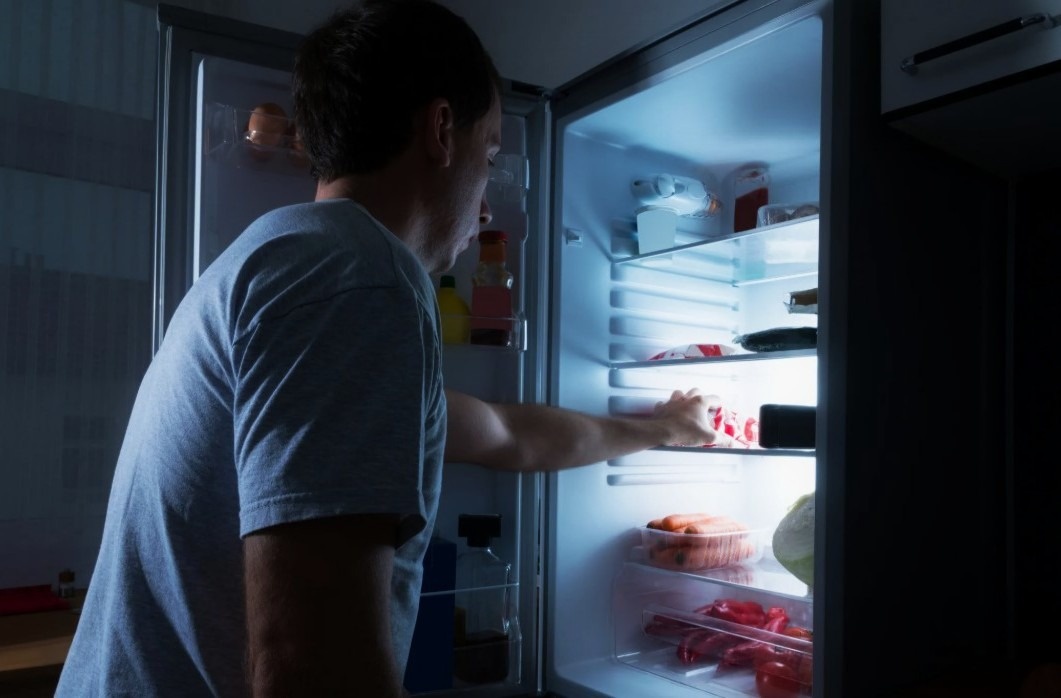 Самое трудное время - с 20:30 до 22:00. После недели организм начинает привыкать, и тяга к еде вечером постепенно уходит.
