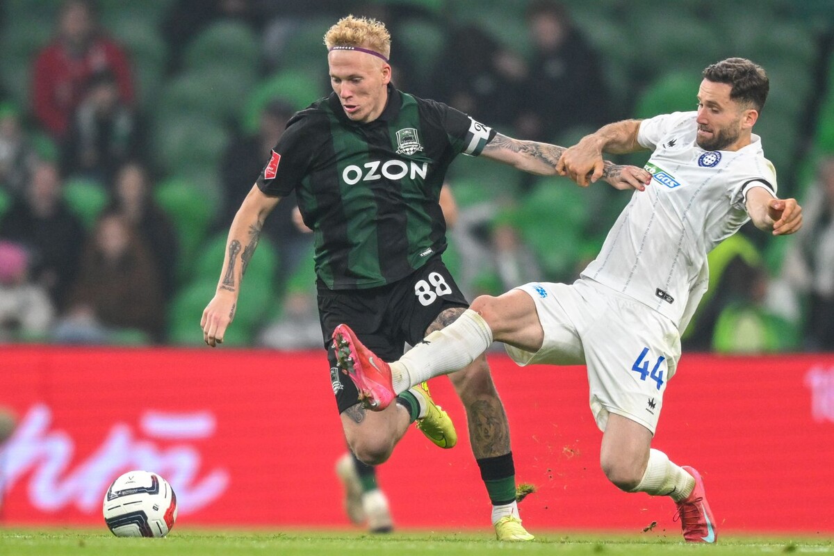    Никита Кривцов («Краснодар») и Анри Чичинадзе («Оренбург») во время матча / Источник: © Степан Ноздрев/ТАСС