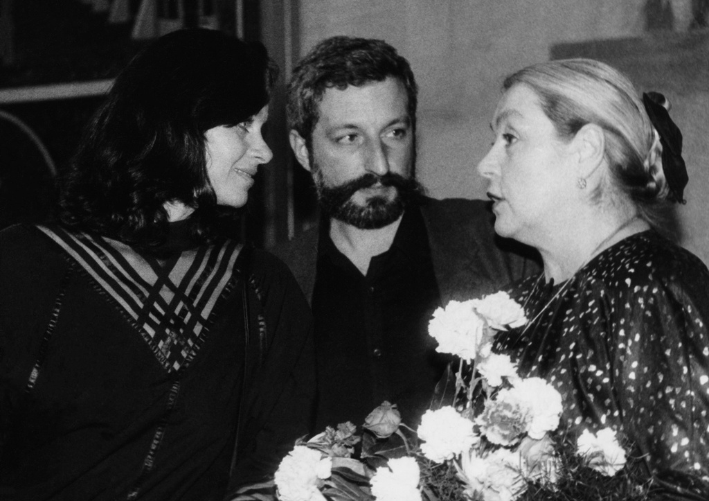 Любовь Полищук с супругом Сергеем Цигалем и Лидия Федосеева-Шукшина. Лев Медведев, 1993 год, архив Льва Медведева.

