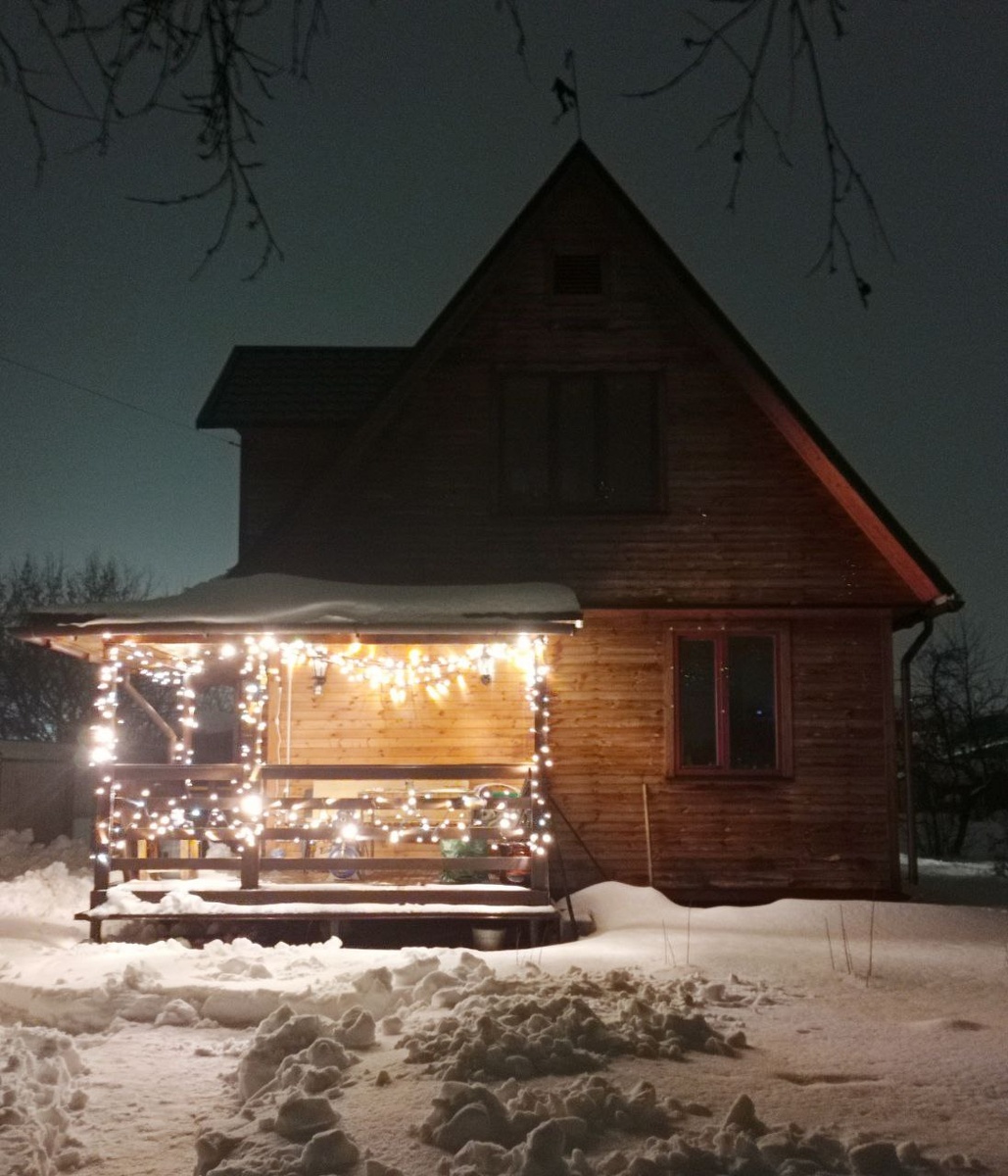 Очень старая фотка - наша первая уличная гирлянда, накрученная в несколько слоёв. Дом ещё не покрашен, и терраса не закрыта от ветра.