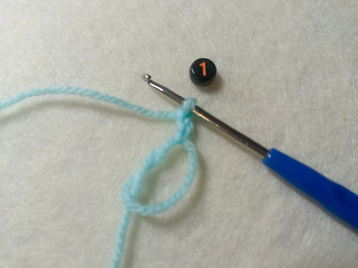 В петлю амигуруми провязала 3 воздушные.