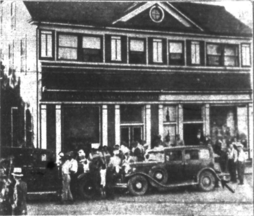 У входа в отделение Royal Bank of Canada в Шубенакади в тот самый день собрались зеваки, полицейские и репортёры — малая деревня внезапно стала сценой детективного триллера.