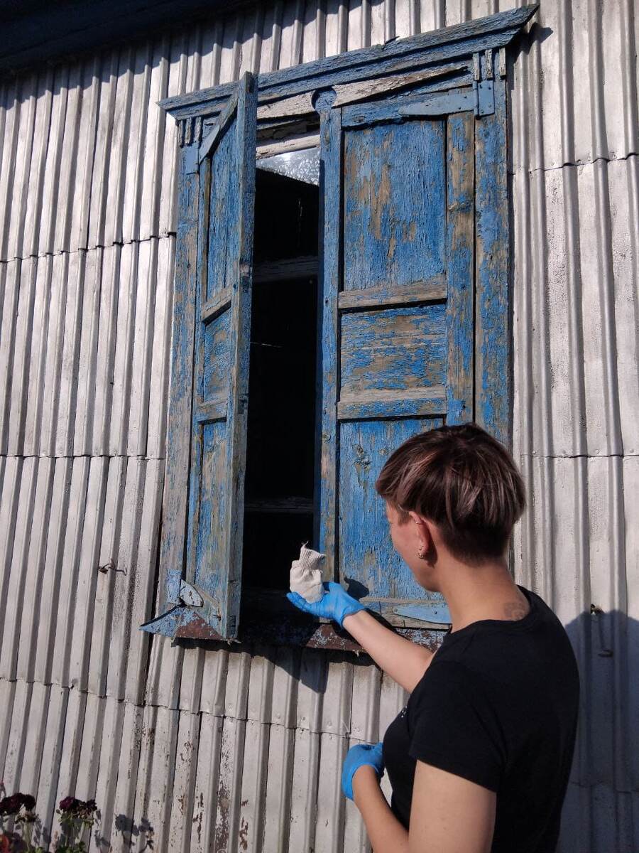 Окно, за которым жители дома наблюдают летучих мышей.