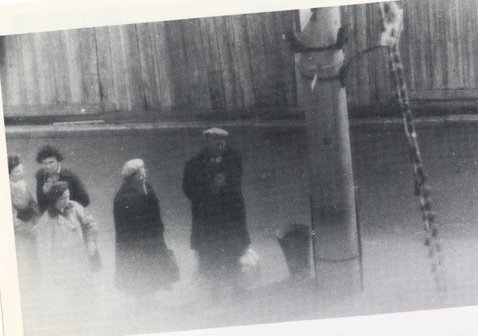 Телефонный столб на Кутузовском проспекте: мелом отмечали сигнал к очистке тайника на Пушкинской.