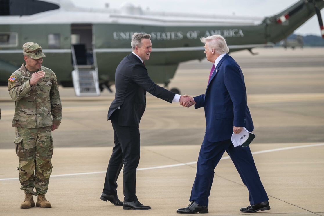 Министр армии Дэн Дрисколл приветствует президента Трампа в Форт-Брэгге, Северная Каролина, в июне. Фото: Александр Нивес/Министерство обороны.