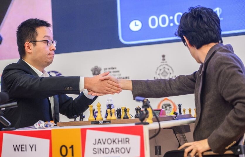 Вэй И поздравляет соперника с победой в партии и на Кубке мира-2025.