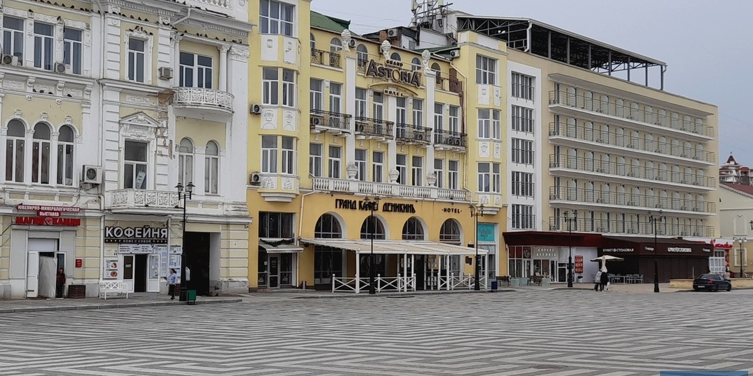 Непосаженные платаны на привокзальной площади «зарубили»