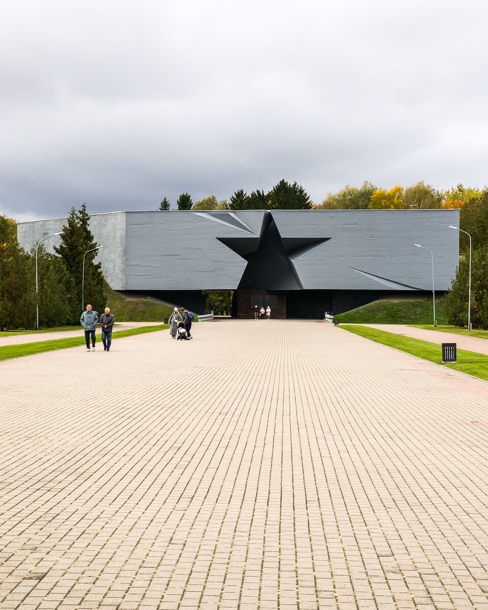 Идем к главному входу Брестской крепости