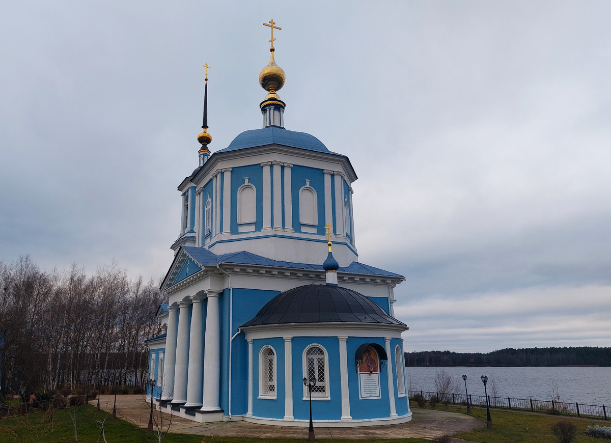 На фоне Волги