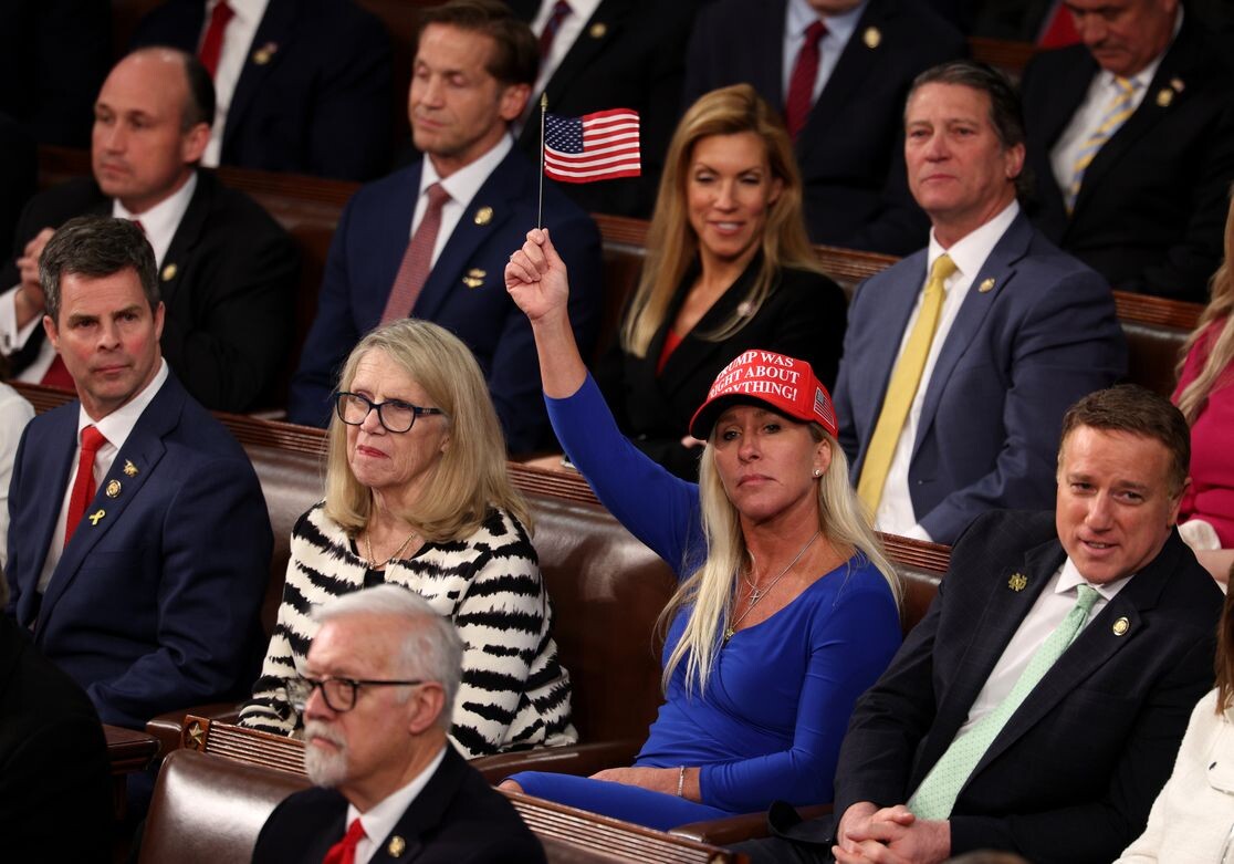 Конгрессвумен Марджори Тейлор Грин (республиканка от Джорджии) присутствует на выступлении президента Трампа на совместном заседании Конгресса в этом году. Фото: Кайла Бартковски/Getty Images