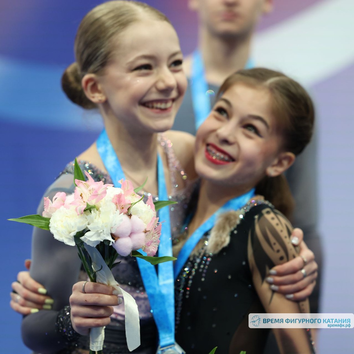 Источник фото: «Время фигурного катания»Не смотря на то, что Таисии нет на видео, решила взять этот тёплый кадр для обложки. Поддержка, дружба и уважение к сопернику.