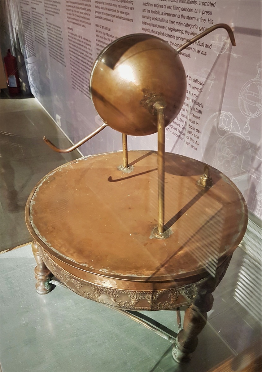 Эолипила: шар с соплами вращается под действием струй пара. Принцип — тот же, что у реактивной тяги.