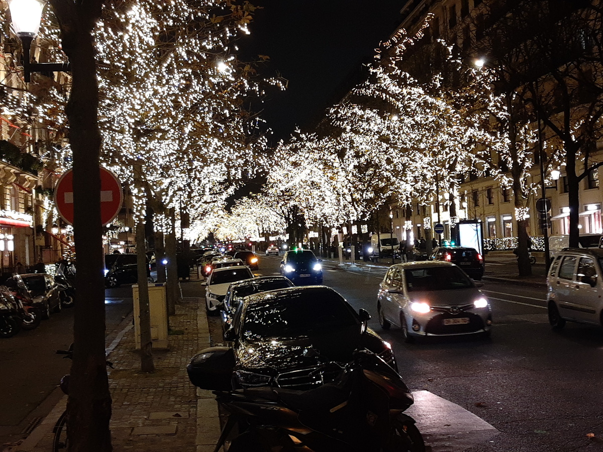 Авеню Монтань сверкает витринами — и манит не только покупателей.