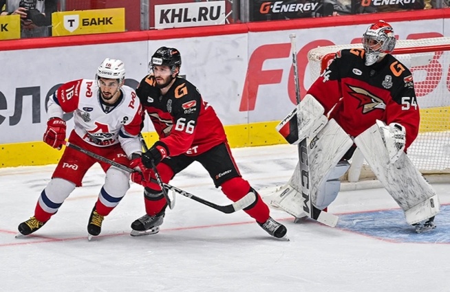 В КХЛ всё интереснее. Борьба на Западе и Востоке
