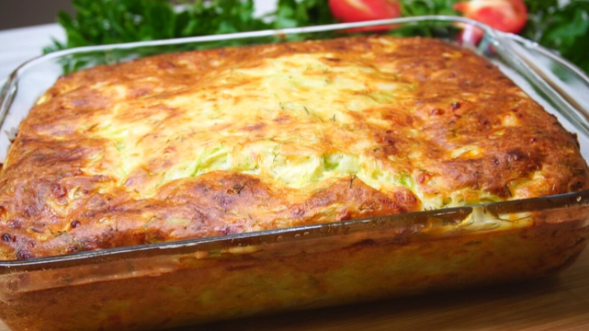 Что спрятано в этой нежной запеканке? Ответ вас удивит. Лучший ужин из того, что есть в холодильнике...
