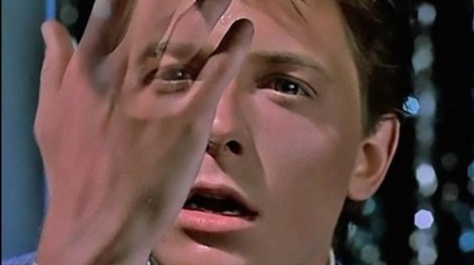 Визуальное воплощение угрозы — Марти начинает исчезать, когда его брак родителей оказывается под угрозой.