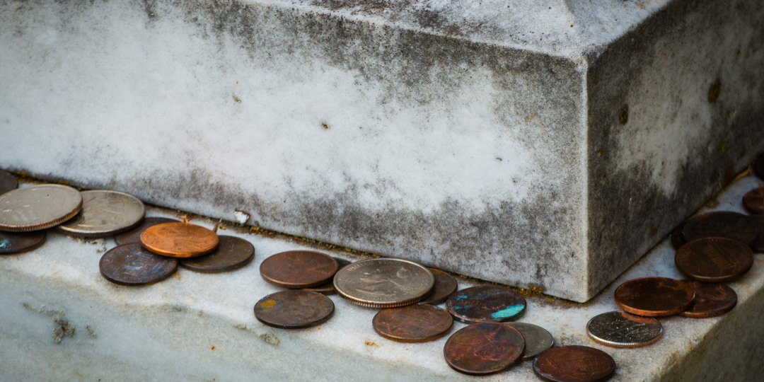 Деньги с детской могилы.