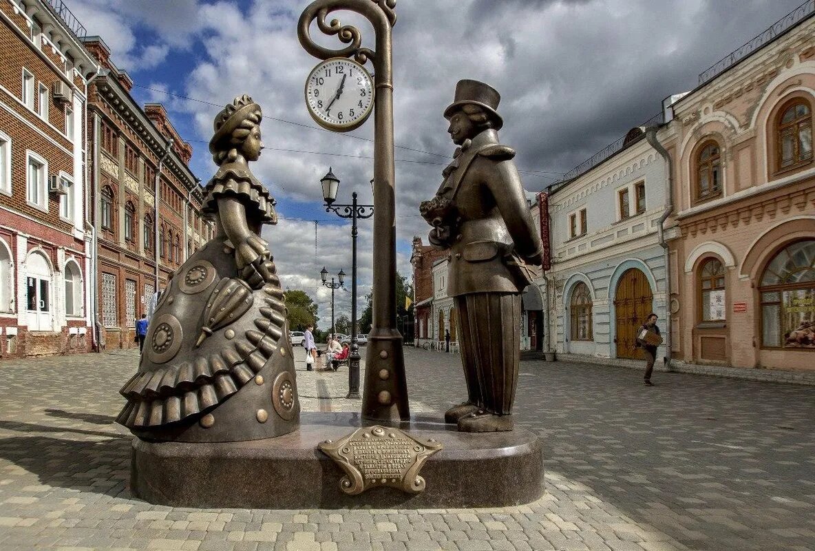 Скульптура «Люди на часах» на пешеходной улице Кирова