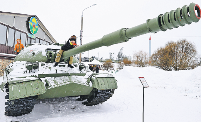  Ну и что, что танк. Он же тоже зеленый! Фото: БелТА