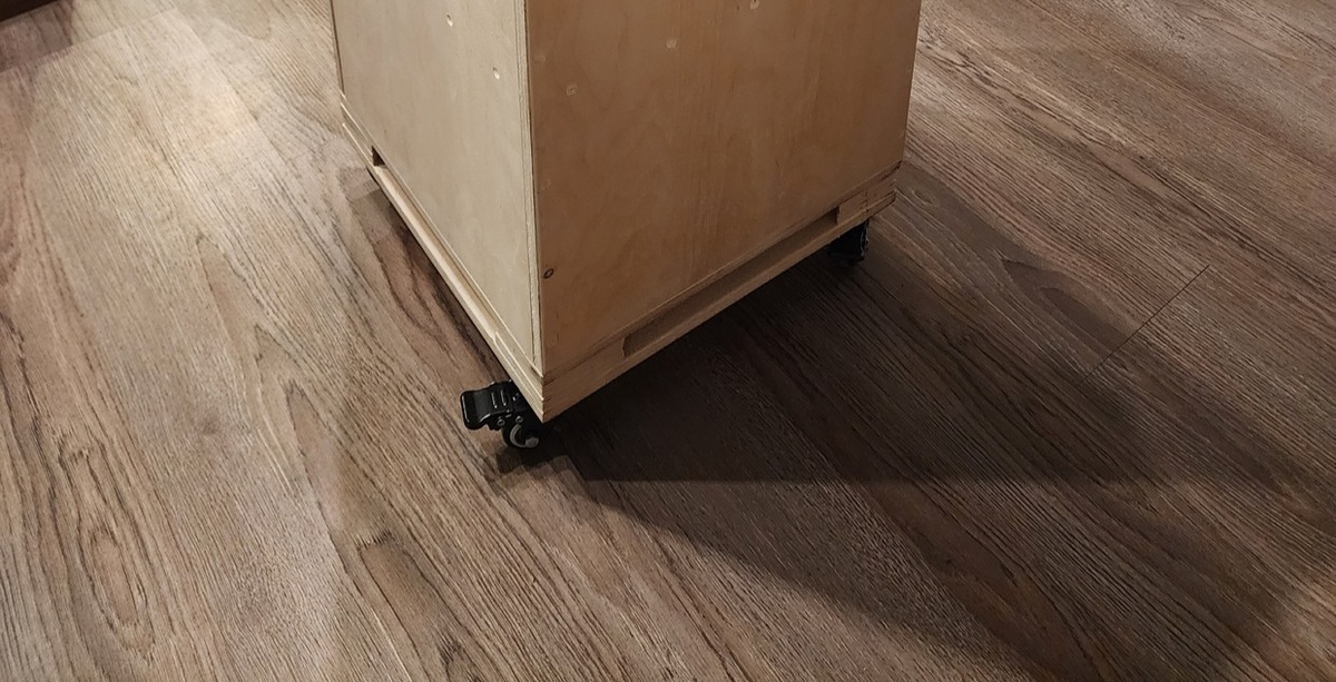 Колесики со стопором легко фиксируют короб в нужном месте