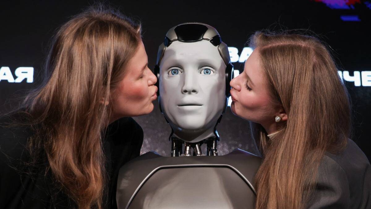    Антропоморфный робот с искусственным интеллектом Aidol во время презентации в конгресс-центре «Яровит Холл» в Москве. Как заявляют разработчики, этот робот способен автономно двигаться, проводить манипуляции с предметами, а также инициировать и поддерживать диалог / Фото: Валерий Шарифулин / ТАСС