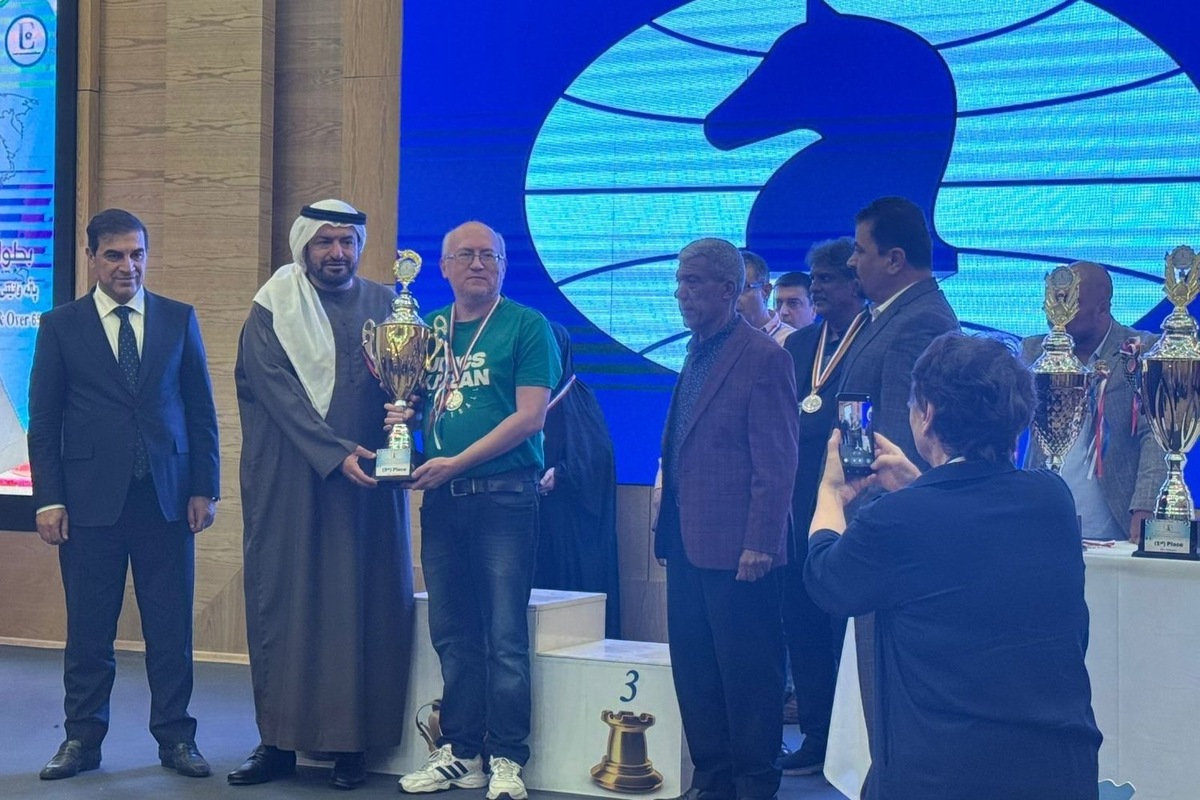    Рамилю Хасангатину вручают Кубок за победу на чемпионате Азии по шахматам среди ветеранов в категории 50+. Рамиль Хасангатин