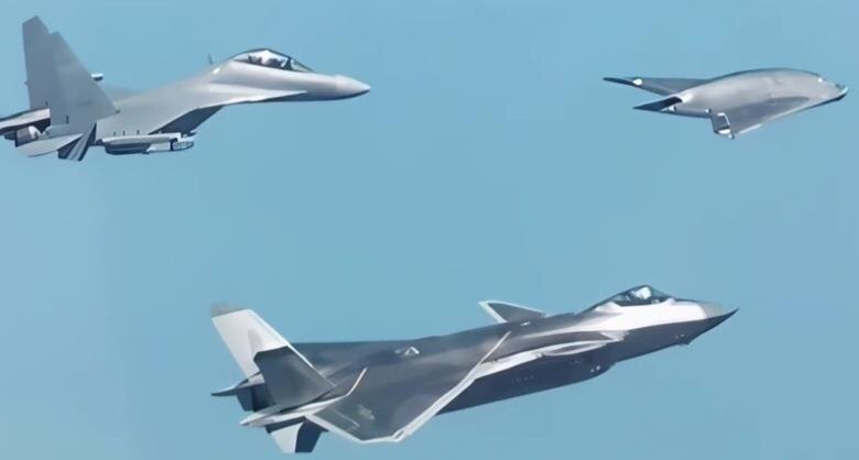 “Острый Меч” Китая: опубликованы первые кадры полета ударного беспилотника GJ-11 в строю с J-20 и J-16D. Фото: ТВ Китая