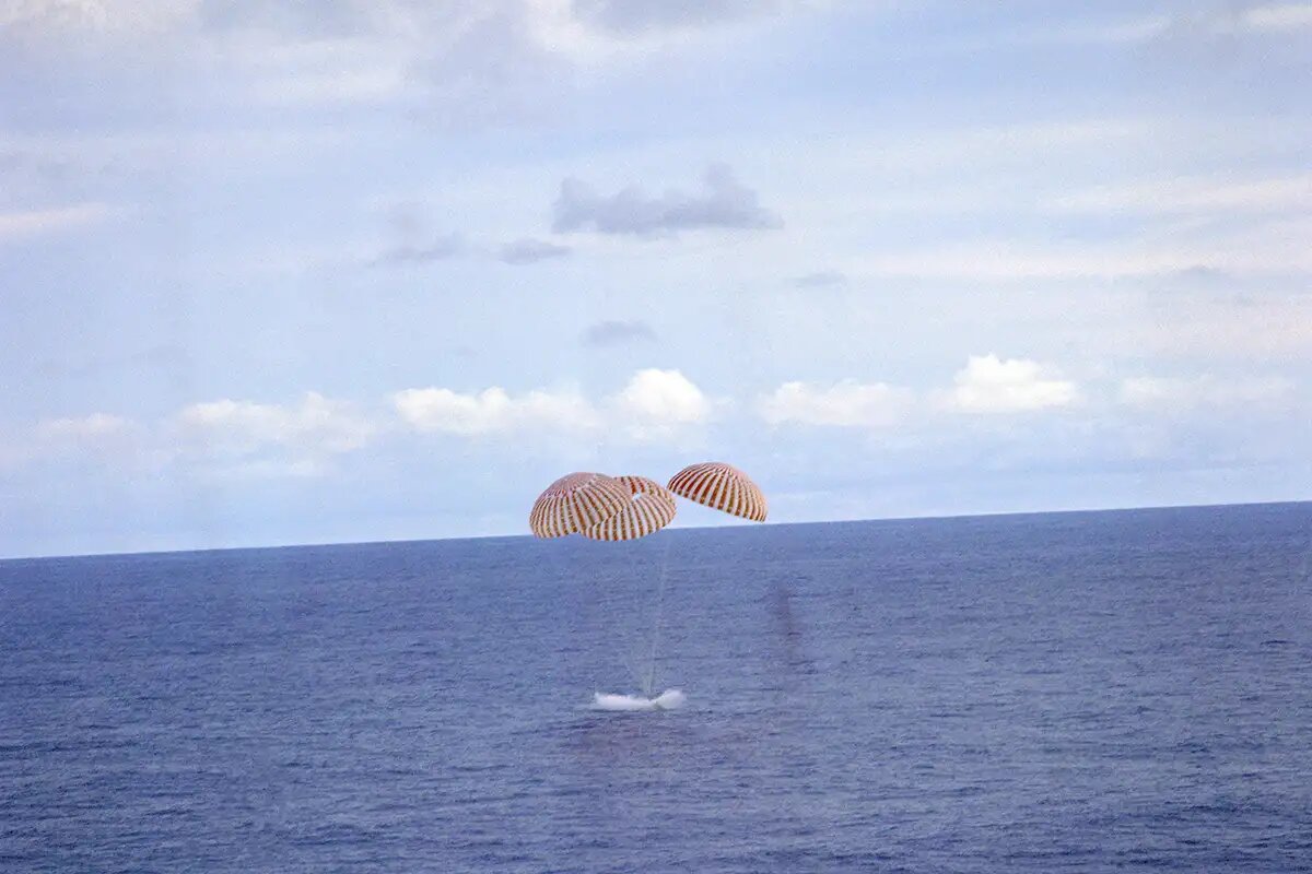    Приводнение спускаемого аппарата миссии «Аполлон-13». © ru.wikipedia.org