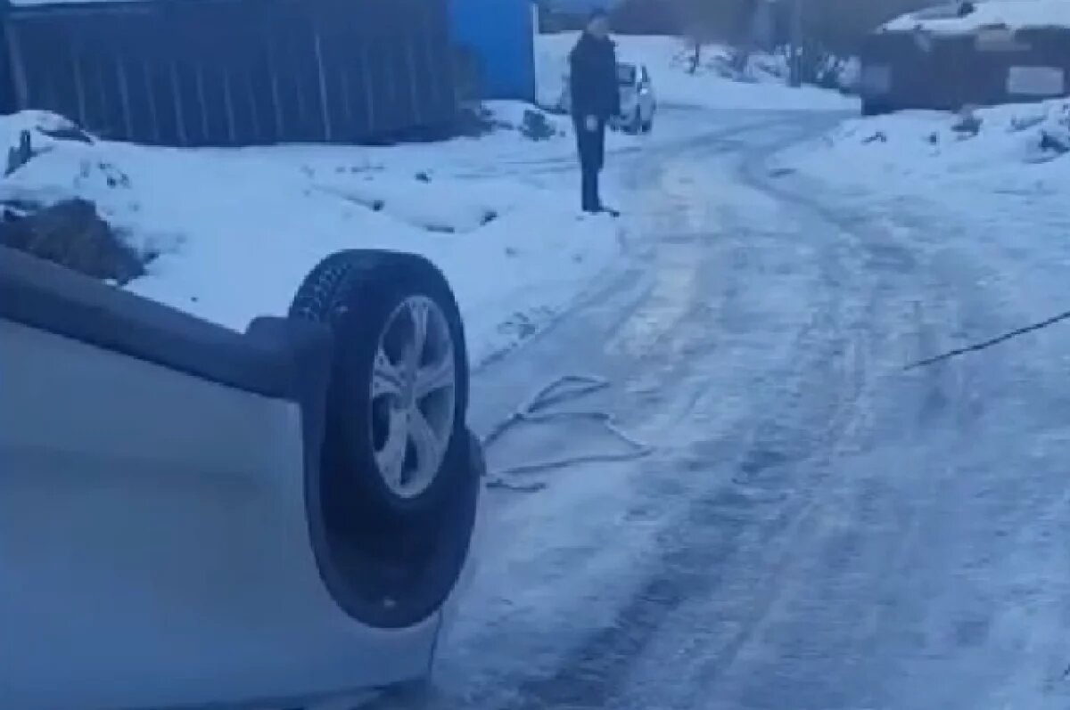    На Тигильской в Петропавловске из-за гололеда переворачиваются машины