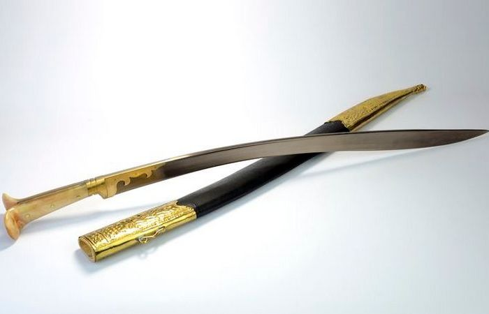 Почему у ятагана такая странная форма клинка и ещё более странная рукоятка