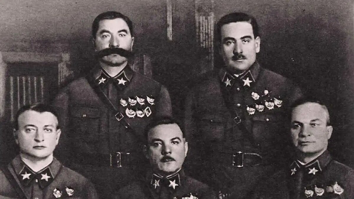    Слева направо: Тухачевский, Будённый, Ворошилов, Блюхер, Егоров