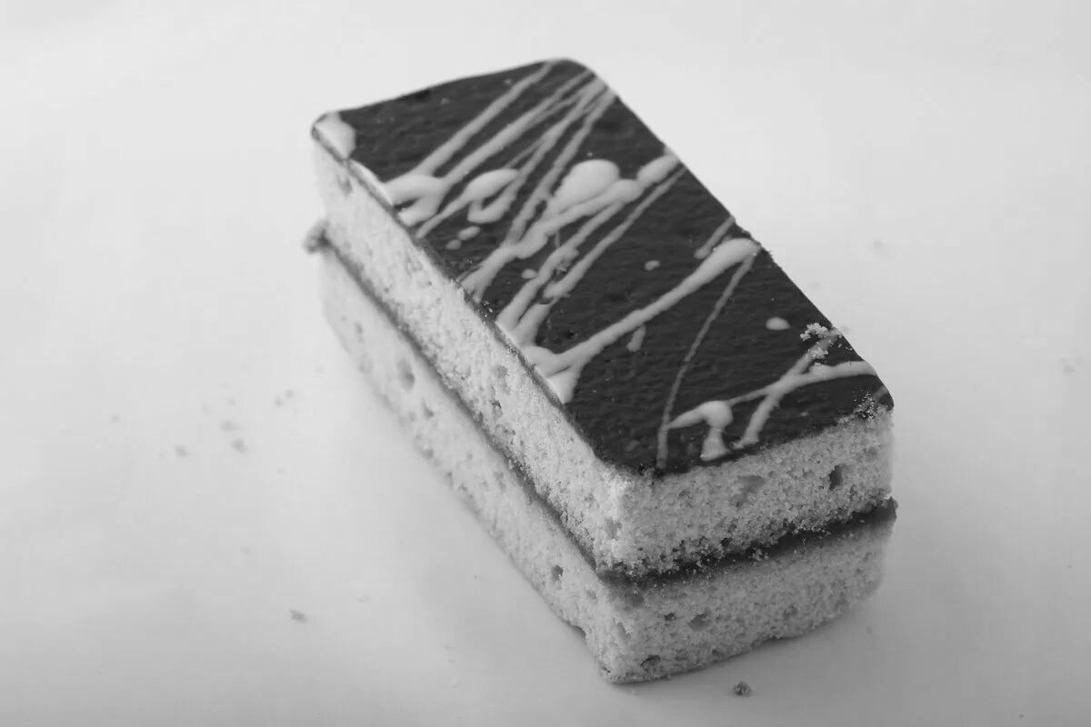 В советские времена в школьном буфете можно было купить любимое многими пирожное-полоску.