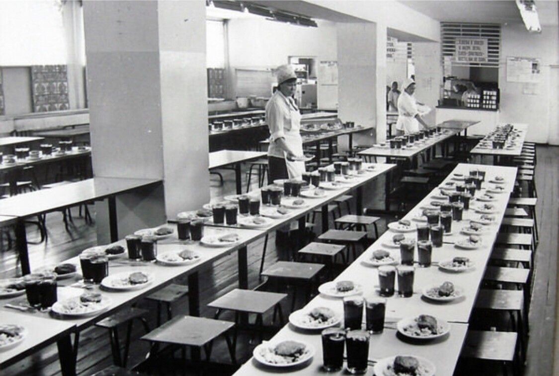 Школьная советская столовая.