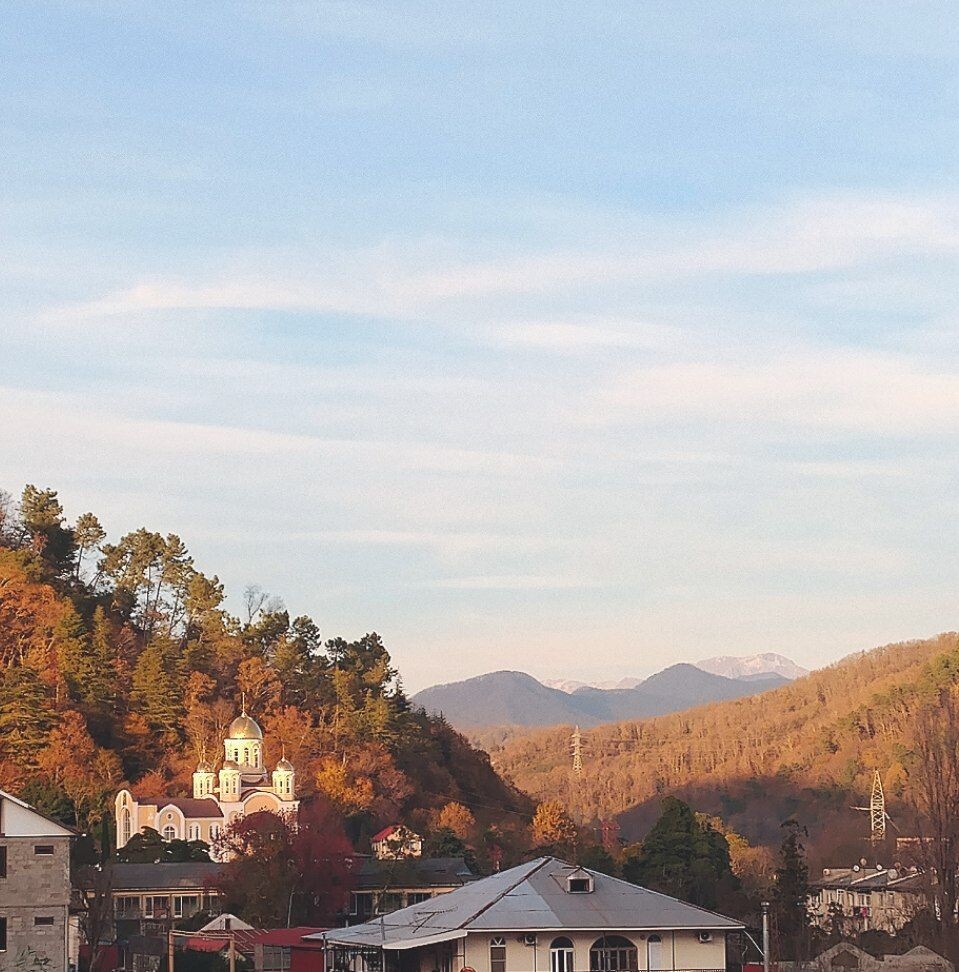 Уже осенние горы. Вдали видны снежные верхушки. Фото автора