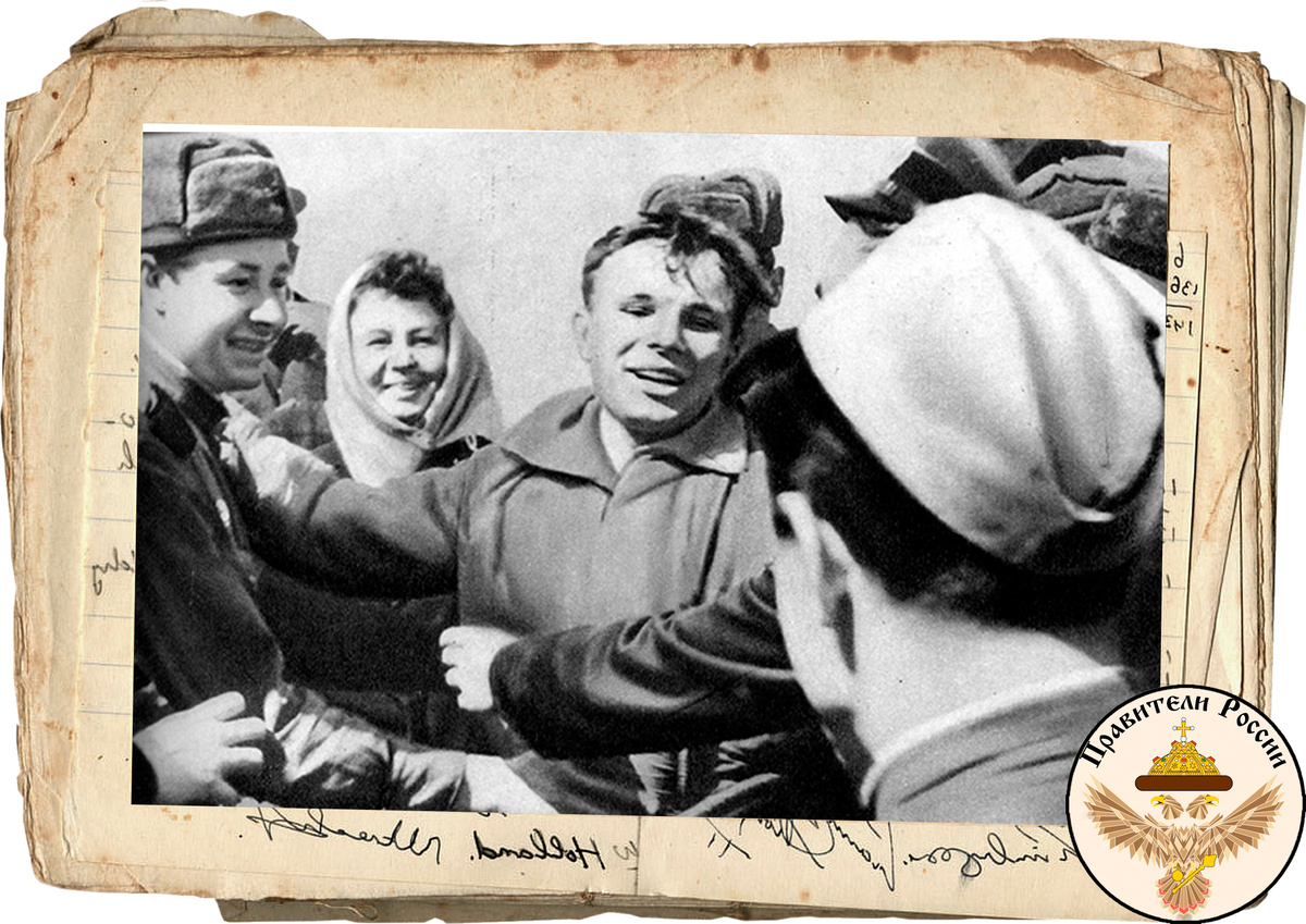 Космонавт после приземления. Скафандра нет.