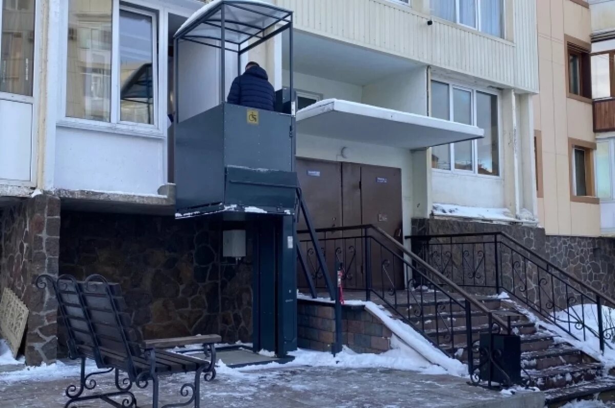   В Петропавловске установили первый электрический подъемник для колясочников