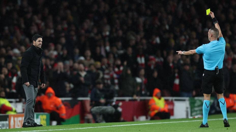    Микель Артета получает желтую карточку за эмоциональное поведение. Фото: Reuters