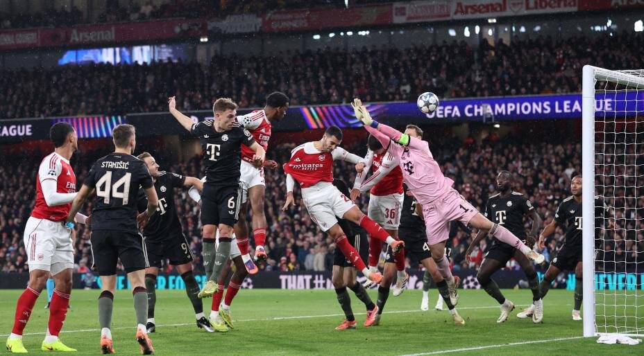    Мануэль Нойер спасает ворота «Баварии» после атаки «Арсенала». Фото: Reuters