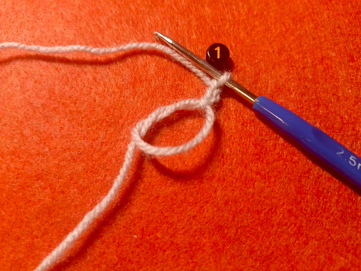 В петлю вяжу 3 воздушные петли.