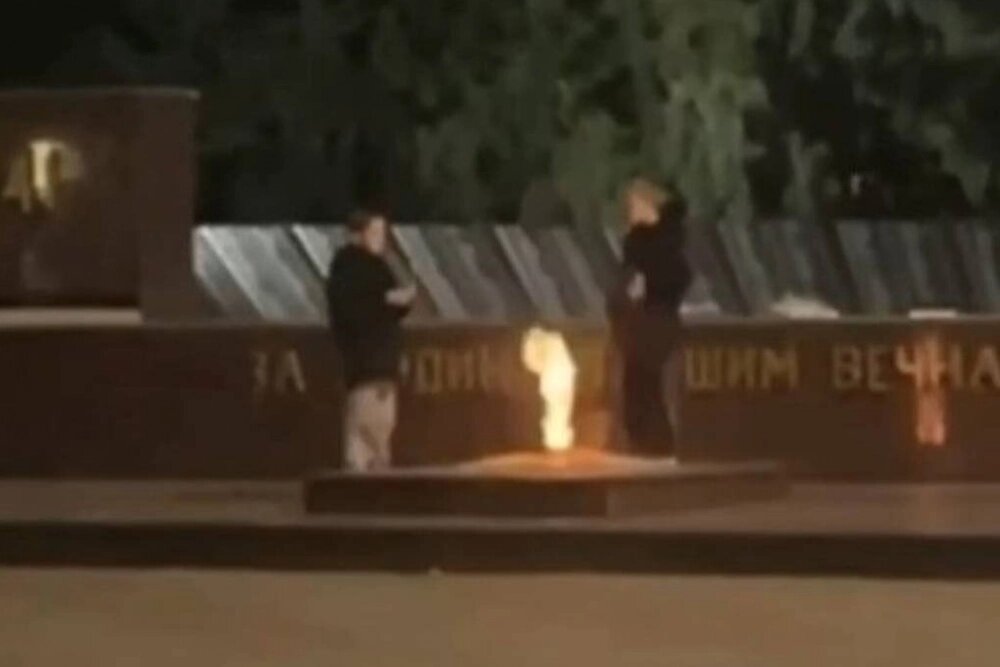    Мальчики в Усть-Лабинске Краснодарского края поджарили зефирки прямо на Вечном огне – и ничего их в этот момент не смущало. Кадр видео