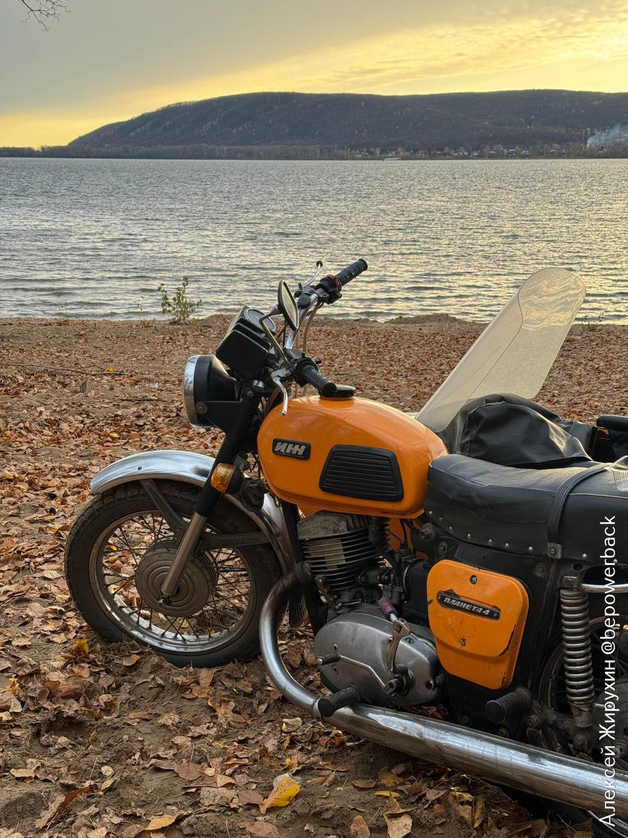 Иж-Планета на берегу Волги