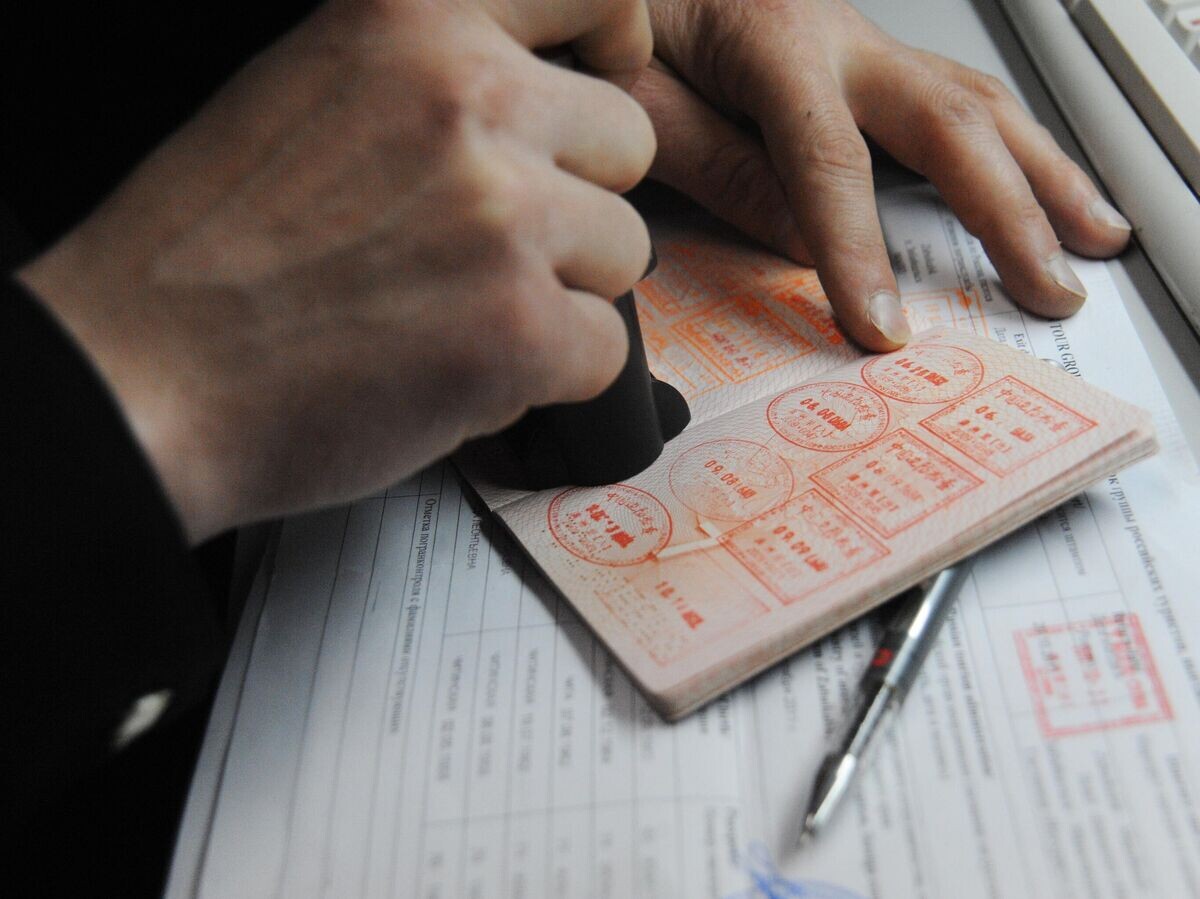    Печати в паспорте гражданина, проходящего пограничный контроль на автомобильном пункте пропуска на российско-китайской границе между городами Забайльском и Маньчжурией© РИА Новости / Евгений Епанчинцев