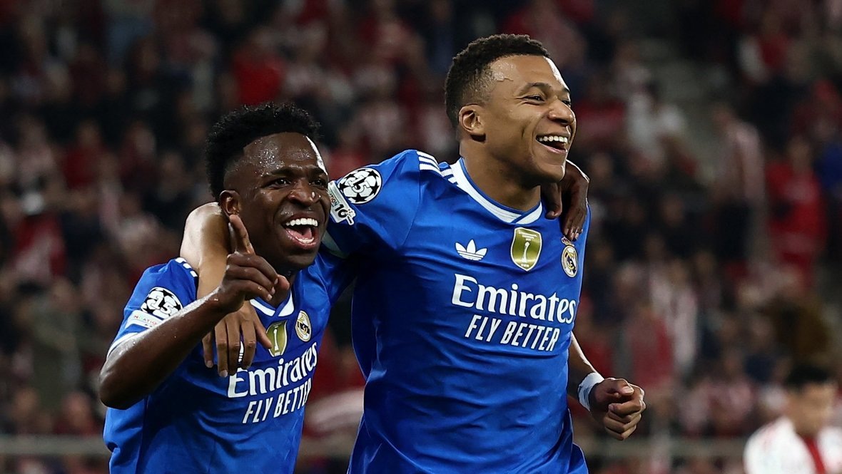    Футболисты «Реала» Винисиус и Килиан Мбаппе празднуют гол в ворота «Олимпиакоса» в Лиге чемпионов 26 ноября. Reuters