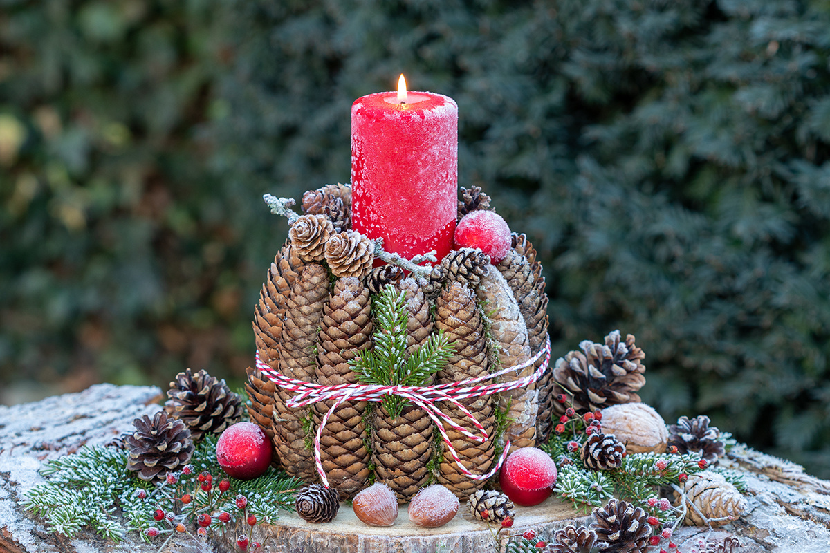 Natalia Greeske / Shutterstock / FOTODOM📷На фоне шишек будут хорошо смотреть красные, золотые или другие яркие свечи
