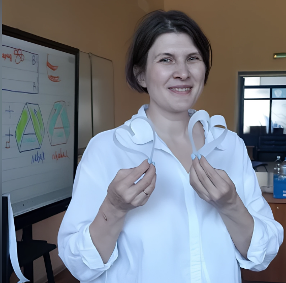 О фокусах с лентой мёбиуса: https://dzen.ru/a/aDFpBLGCRmLt0avv