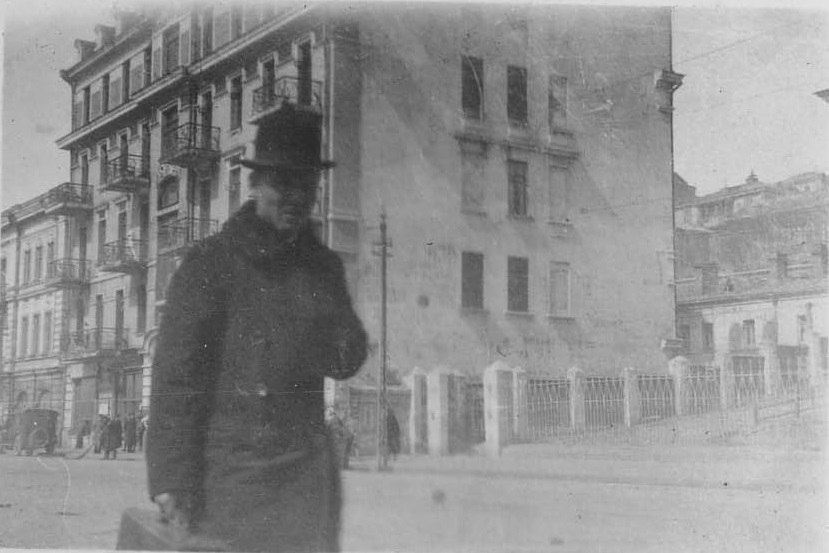 Дом был построен А.Д. Старцевым в 1897–1899 гг. для себя и для проживания своих взрослых детей. Большой пятиэтажный дом, с конторскими и торговыми помещениями.

В 1903-1904 гг. на втором этаже располагалась Городская женская гимназия.