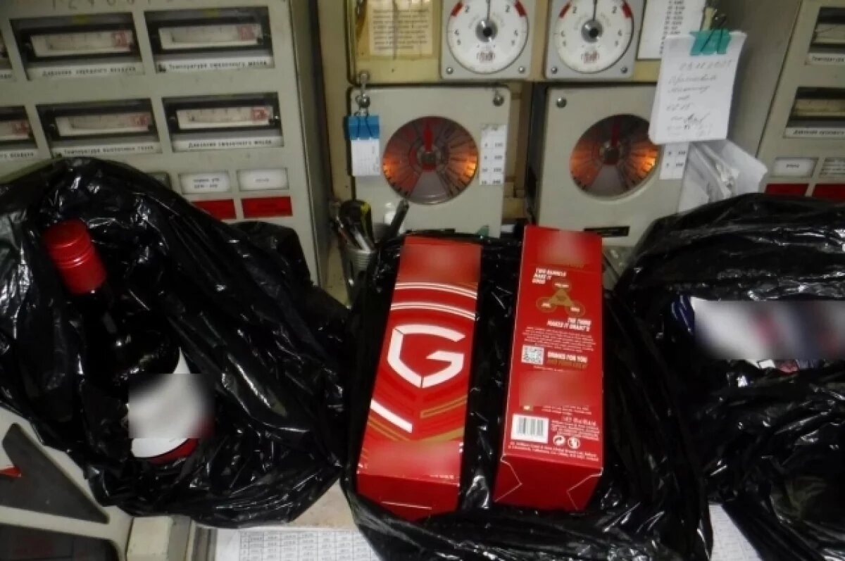    На Сахалине в тайнике на судне обнаружили более 50 литров алкоголя