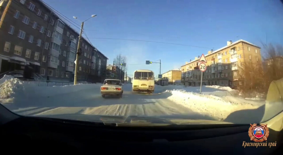     В Ачинске пожилой автомобилист «торопился за продуктами» и не уступил пешеходу