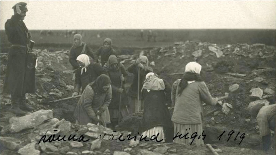 Местные деревенские женщины копают окопы для эстонских солдат